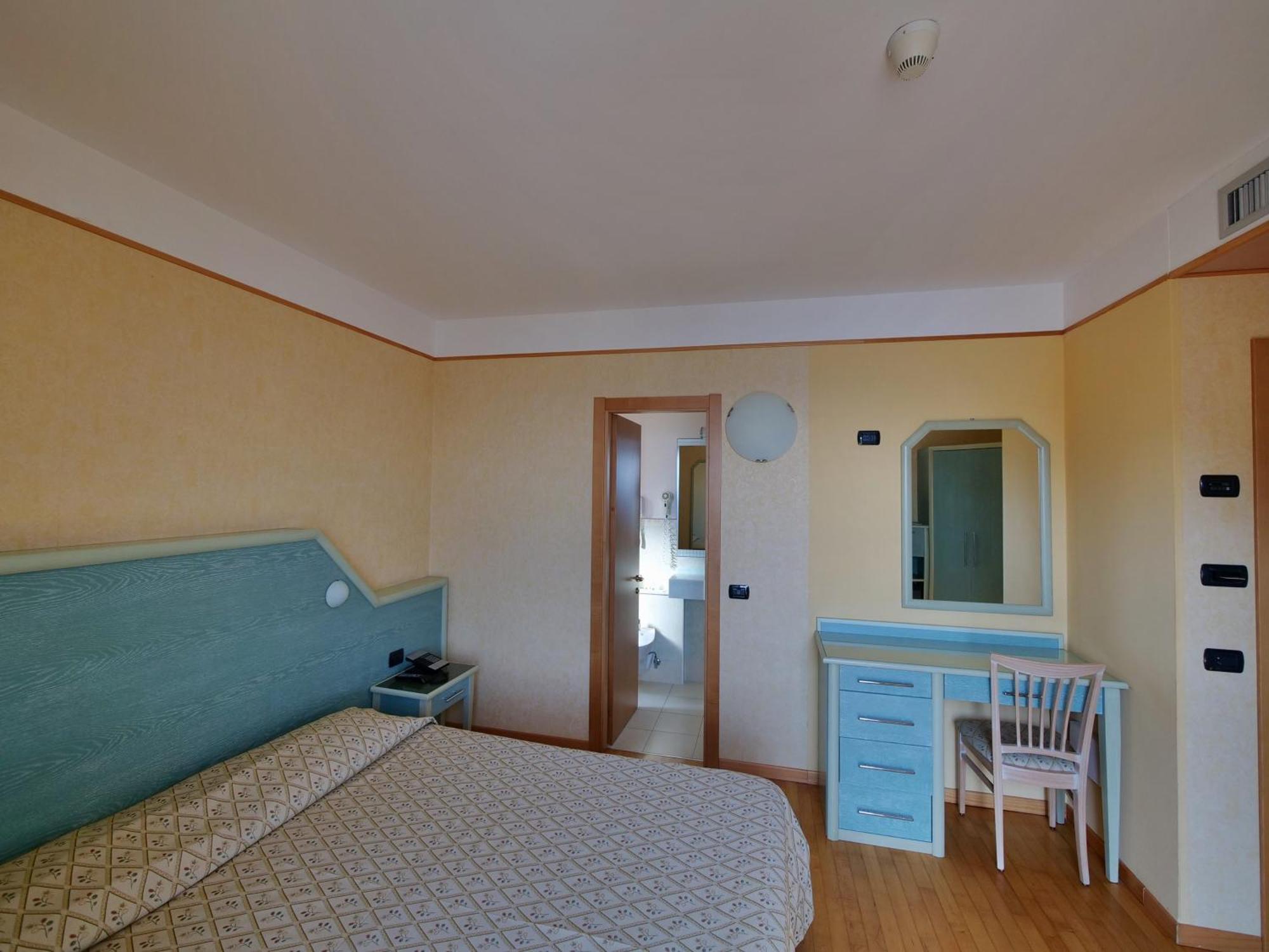 Hotel Residence Mondial Монелья Экстерьер фото